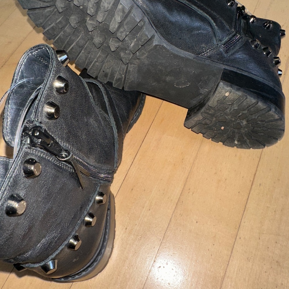 Stuart Weitzman Black Leather Gowest moto bootie, 7.5  CB2501 - Picture 7 of 7